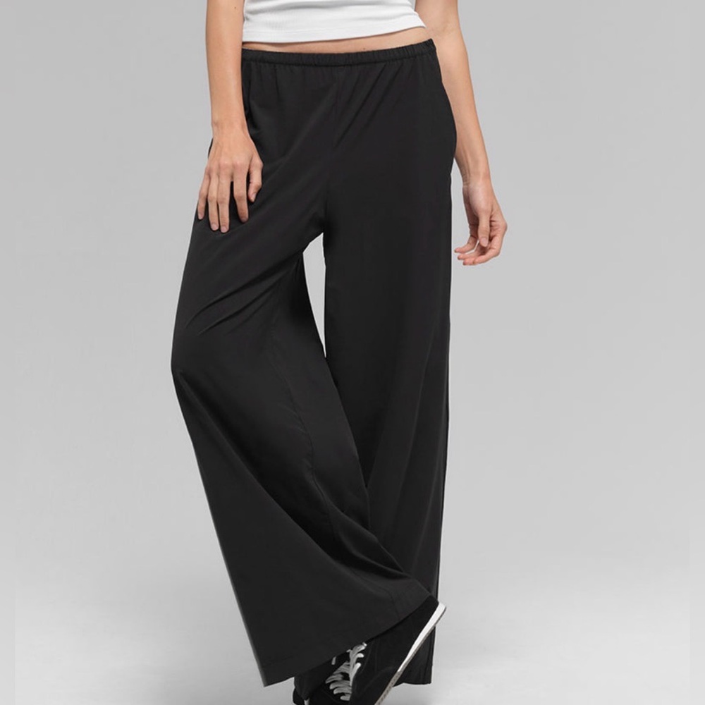 ALO Yoga Breezy Wide Leg Pants Black- Long
